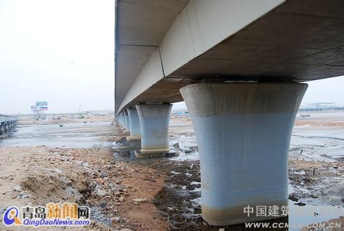 跨海大橋的建成將使青島老港、油港、前灣港連為一個(gè)整體