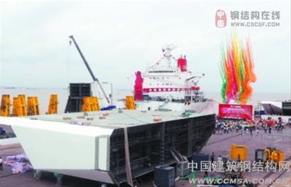 圖為昨日發(fā)運的橋梁鋼結構組件。 本報記者 張海峰 攝