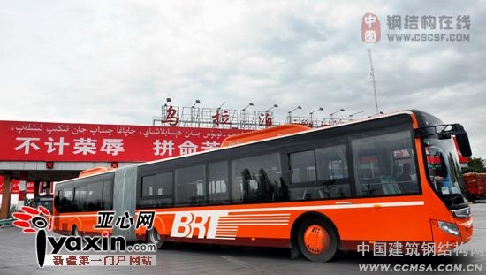 7月26日,首批5輛BRT公交車(chē)通過(guò)烏拉泊收費站。亞心網(wǎng)記者 朱翊 攝